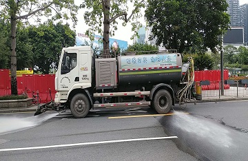 灑水車“客串”消防車，協(xié)助撲滅自燃小汽車